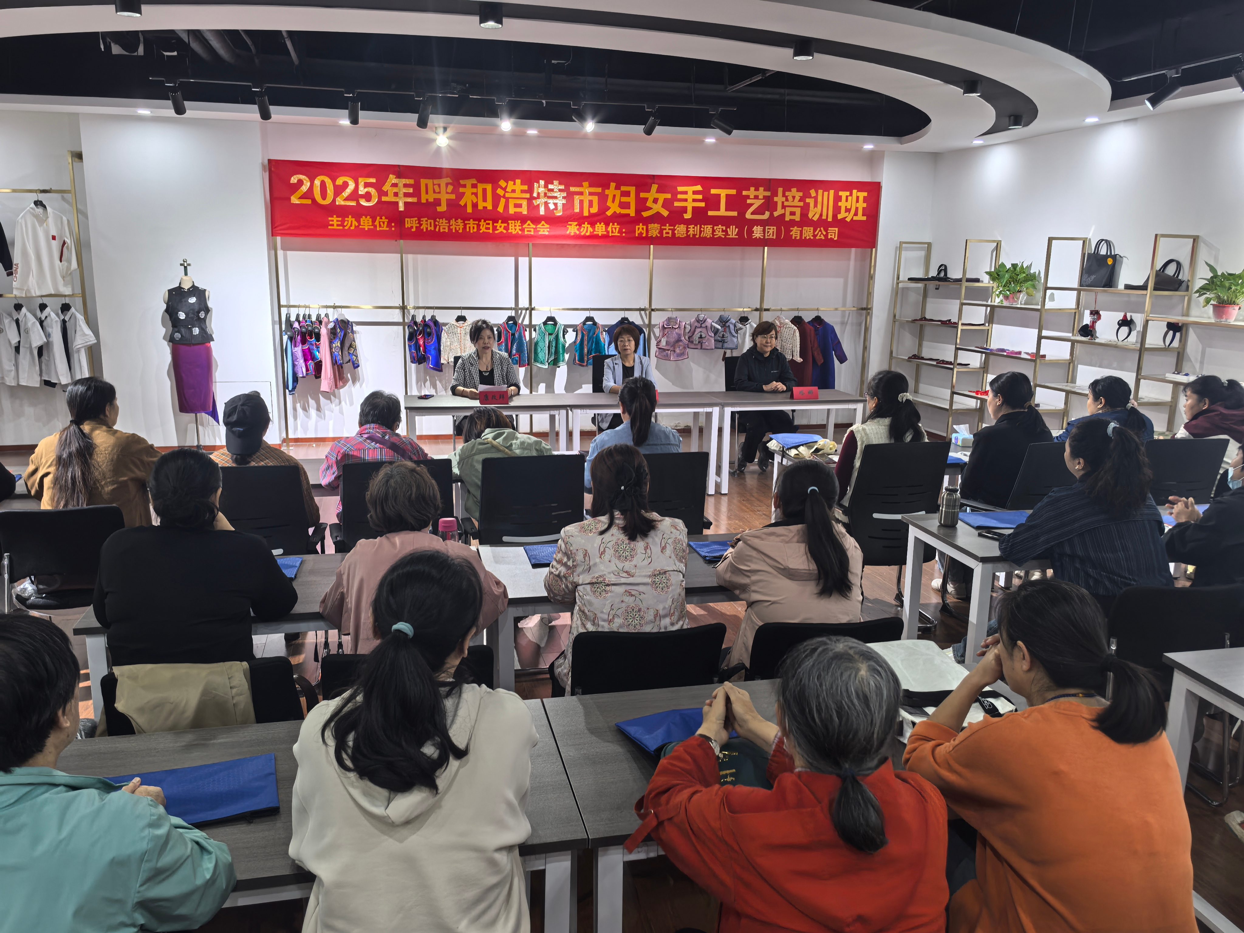 家門口學技能，靈活就業有門路！2025年呼和浩特市婦聯婦女手工藝培訓圓滿完成